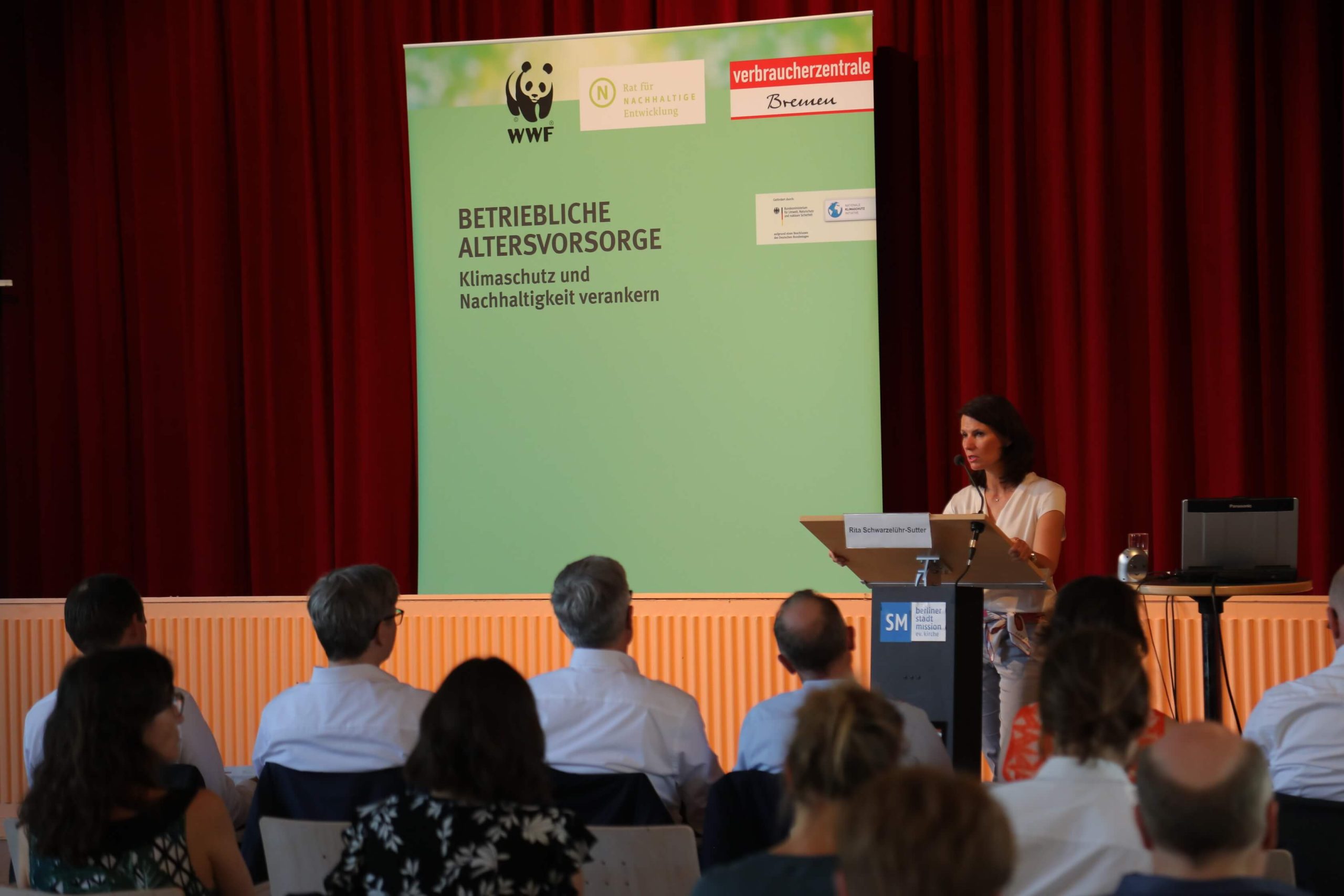 Tagung „Betriebliche Altersvorsorge - Klimaschutz und Nachhaltigkeit verankern" am 29. Mai 2018 in Berlin: Begrüßung durch Rita Schwarzelühr-Sutter, Parlamentarische Staatssekretärin im Bundesumweltministerium, Foto: © Verbraucherzentrale Bremen / docomentarydesign.com