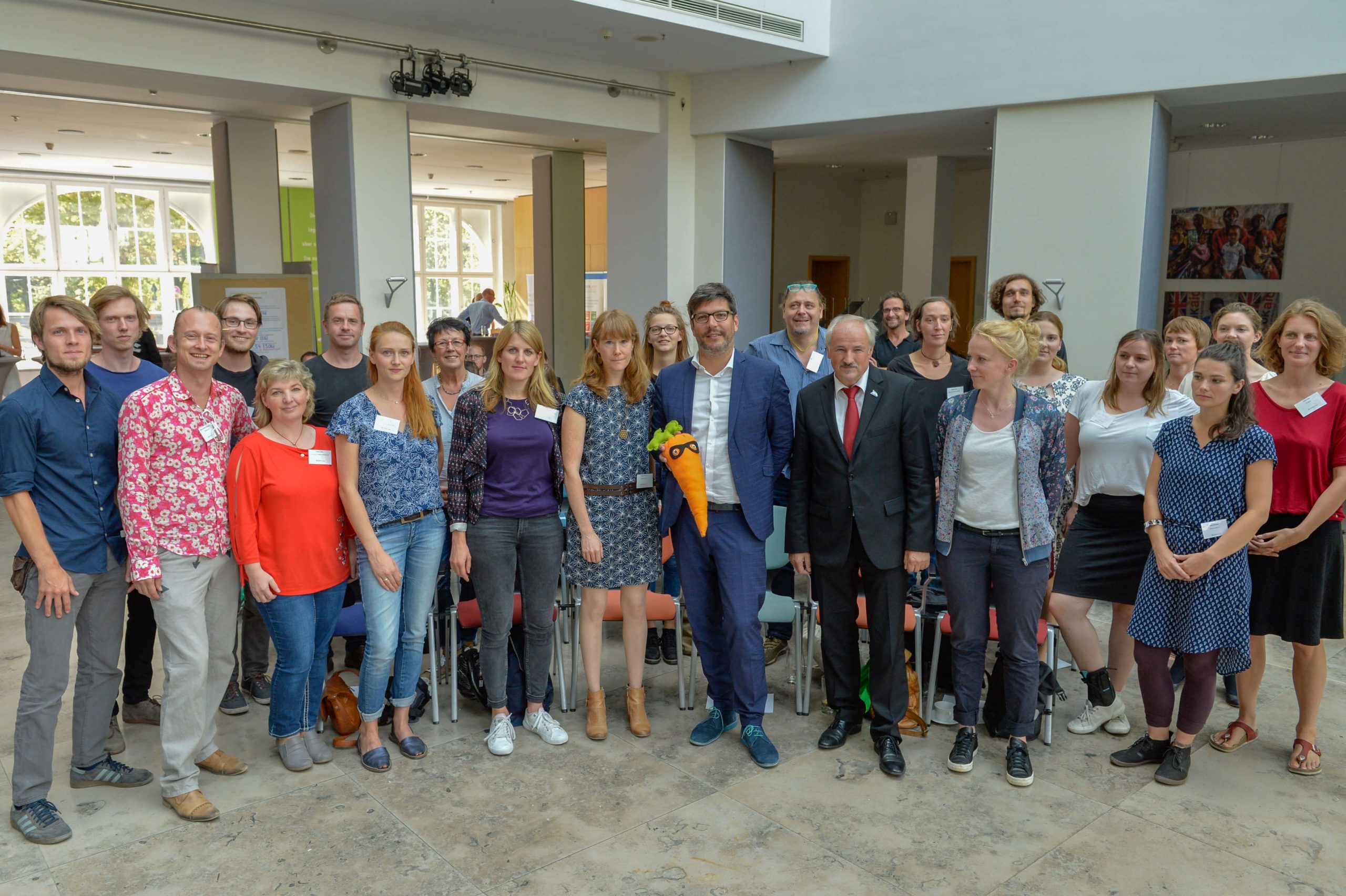 Projekt Nachhaltigkeit 2018: Gruppenfoto der PreisträgerInnen des Wettbewerbs Projekt Nachhaltigkeit 2018 mit Olaf Tschimpke/Rat für Nachhaltige Entwicklung; Dr. Dirk Behrendt/Senator für Justiz, Verbraucherschutz und Antidiskriminierung, Berlin; Josef Ahlke/RENN.mitte, Foto: Ullrich Wessollek/RENN.mitte