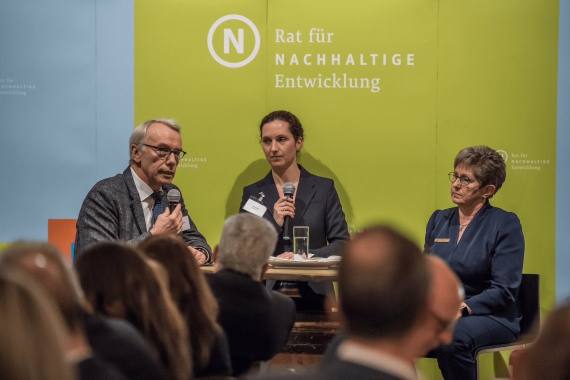 Dr. Dietlind Tiemann MdB und Bernhard Daldrup MdB im Gespräch zu nachhaltiger Kommunalpolitik. Beim ersten Parlamentarischen Abend „Nachhaltige Stadt“ kamen zahlreiche Bundestagsabgeordnete und Oberbürgermeister*innen in Berlin zusammen. Foto: Ralf Rühmeier © Rat für Nachhaltige Entwicklung