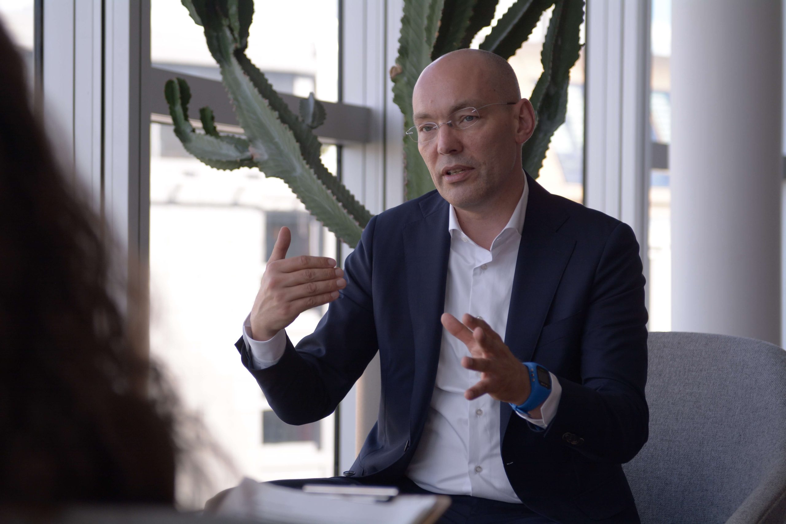 Peter Bostelmann diskutiert auf der (ausgebuchten) 19. Jahreskonferenz des Rates für Nachhaltige Entwicklung das Thema „Achtsamkeitspolitik –  wie fördern wir unser Miteinander?“ - Foto: © Julius Erdmann