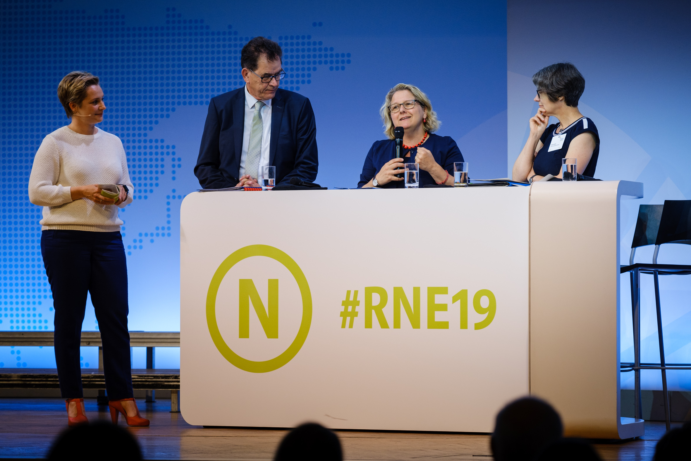 Diskussionsrunde "Was tun? Deutschland, Europa und der kommende Nachhaltigkeitsgipfel der Vereinten Nationen" mit Bundesumweltministerin Svenja Schulze, Bundesentwicklungsminister Gerd Müller, Ratsmitglied Imme Scholz sowie Moderatorin Janine Steeger auf der 19. RNE-Jahreskonferenz, Foto: André Wagenzik/Andreas Domma © Rat für Nachhaltige Entwicklung (RNE)