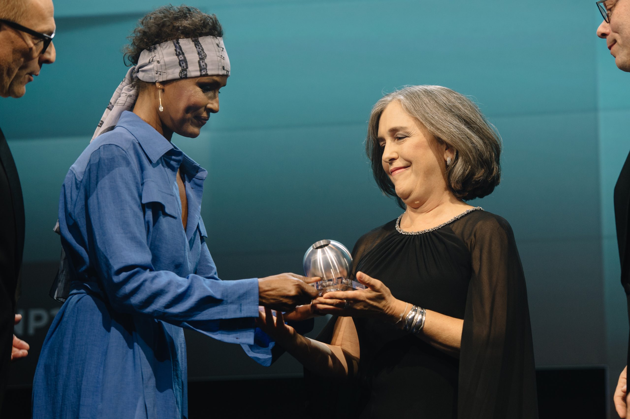 Waris Dieri presents Paula Caballero the DNP Honorary Award for her efforts on the SDGs on November 22 in Dusseldorf. Photo: DNP © Dariusz Misztal