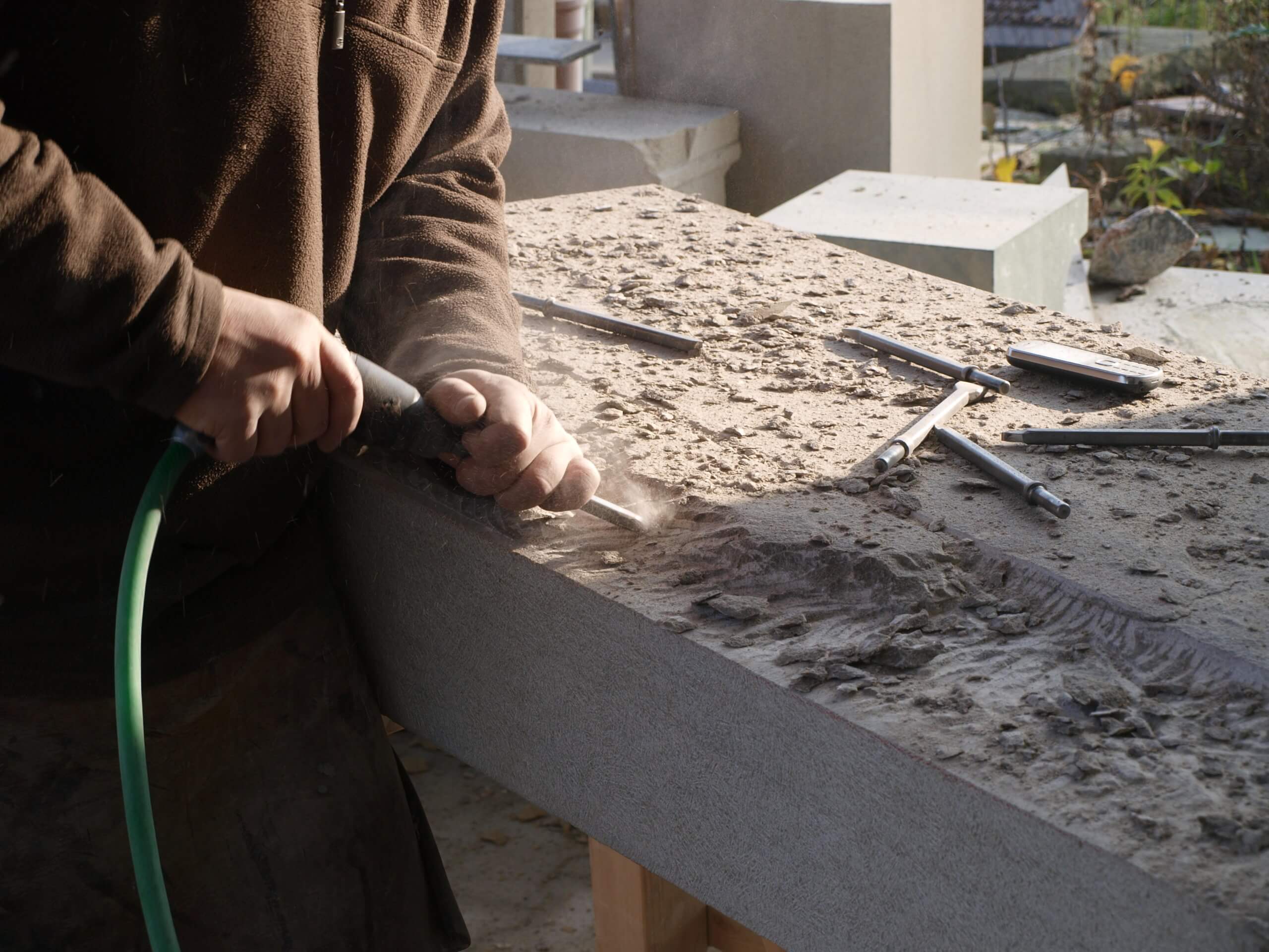 Eindrücke aus der Werkstatt der Steinbildhauerei Vincent, die als eines von vier Unternehmensbeispielen in der Broschüre behandelt wird. Foto: © Steinbildhauerei Vincent