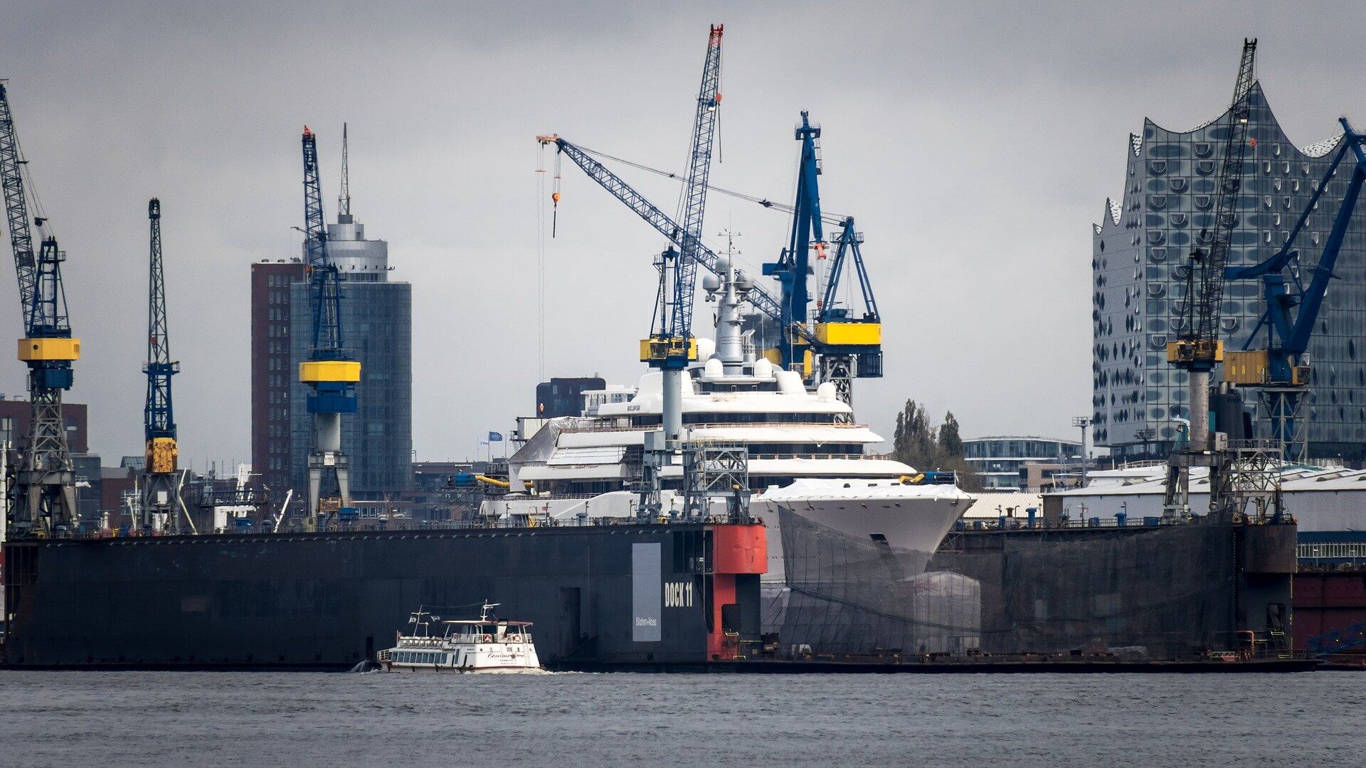 Nach Berlin und Freiburg müssen jetzt auch öffentliche Unternehmen in Hamburg einen Nachhaltigkeitsbericht nach dem DNK vorlegen. Foto: Hamburger Hafen, lizenzfreies Bild (pixabay)