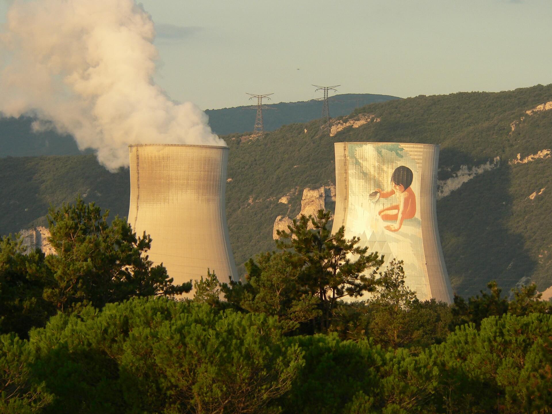 Das Kernkraftwerk Cruas in der Ardèche (Frankreich), seit 1991 schmückt ein Kunstwerk den nördlichen Kühlturm. Foto: David Roumanet / Pixabay