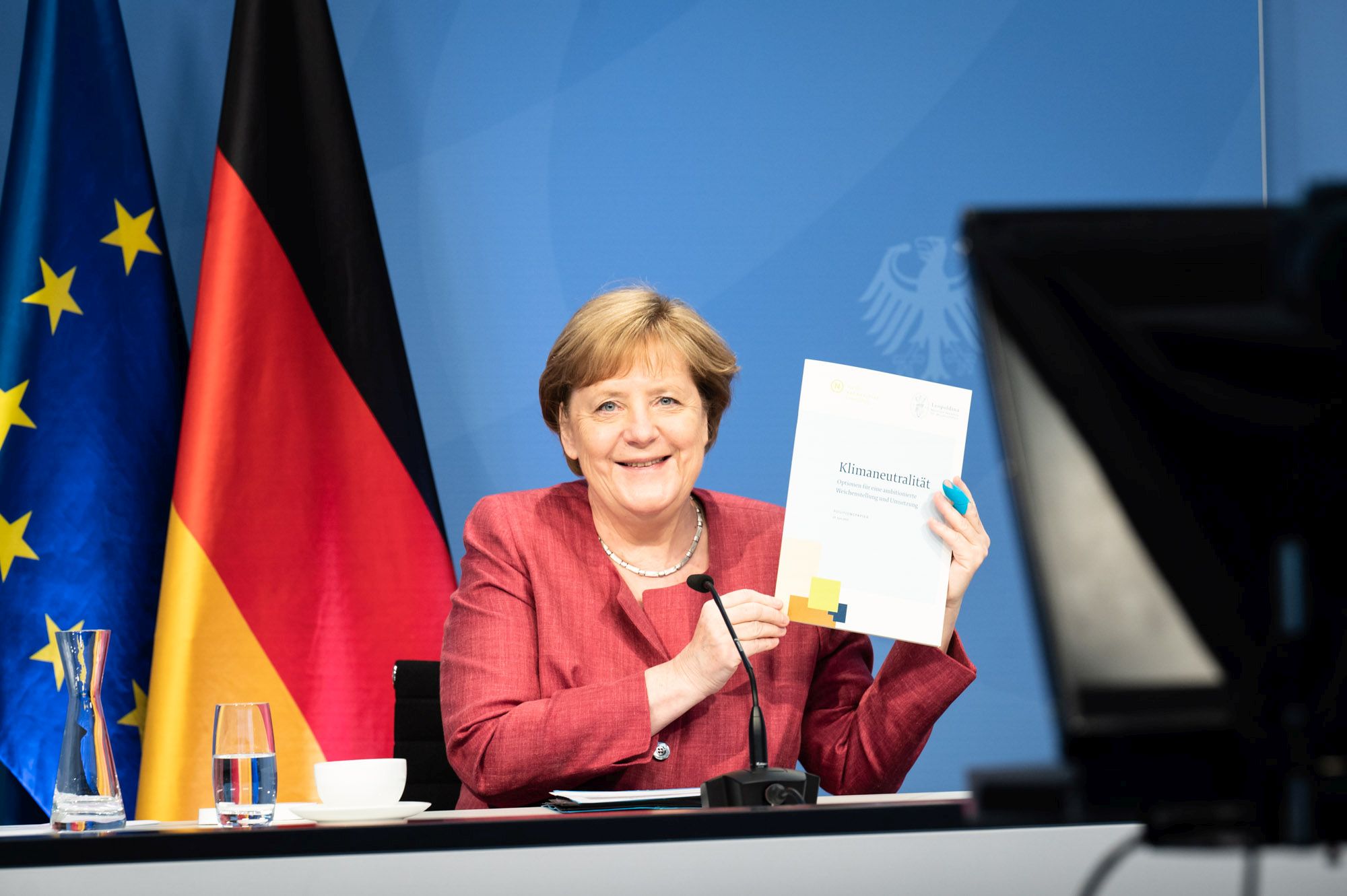 Übergabe des Positionspapier zur Klimaneutralität an Bundeskanzlerin Dr. Angela Merkel. Foto: © Bundesregierung/Steins