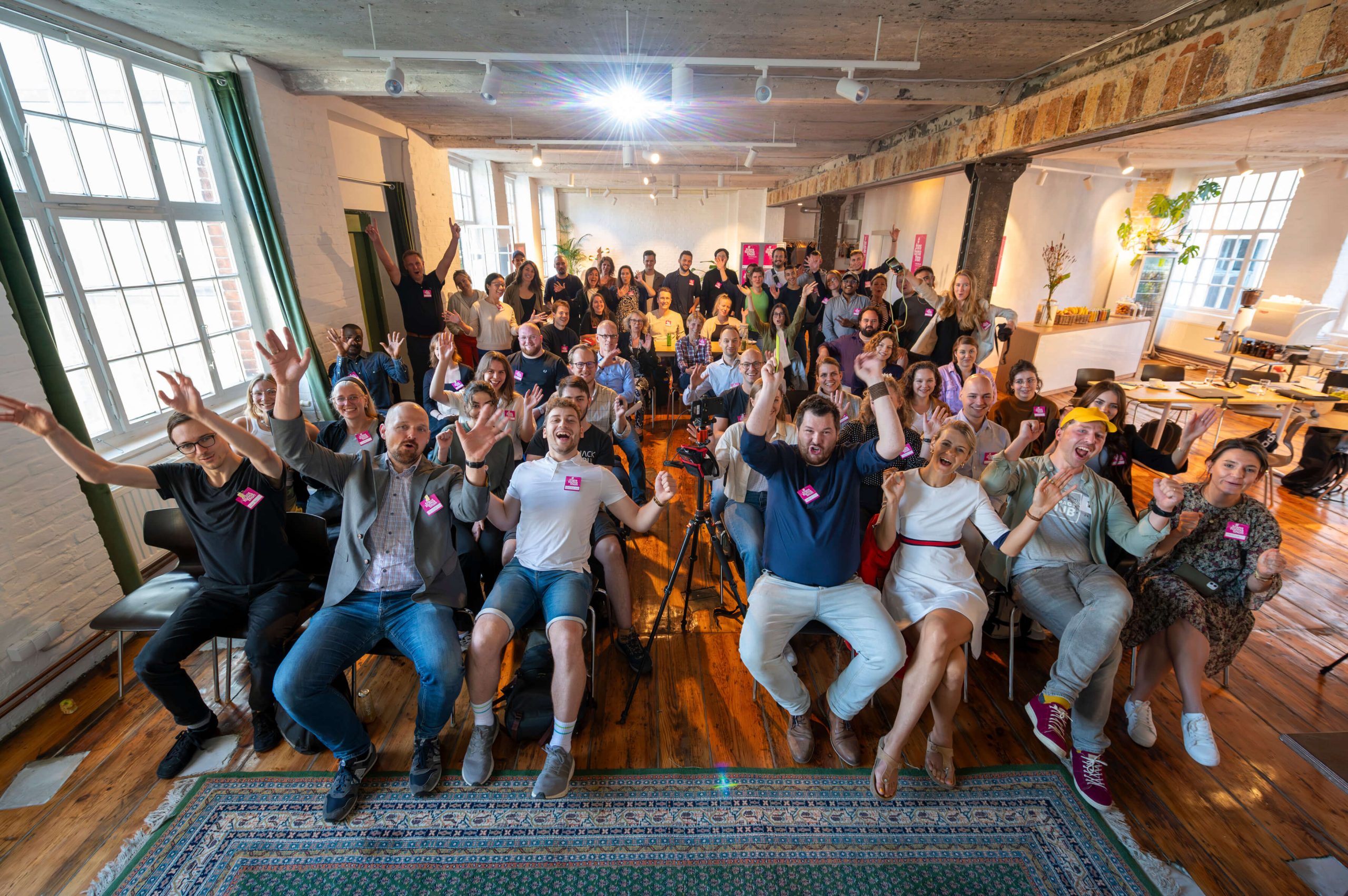 Gruppenfoto der jubelnden Teilnehmenden des Transformathon in den Räumen des Mitosis Lab in Berlin Neukölln.||||||||||||